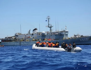 Μεταφορά στη Λέσβο από σκάφος της FRONTEX 50 παράνομων μεταναστών